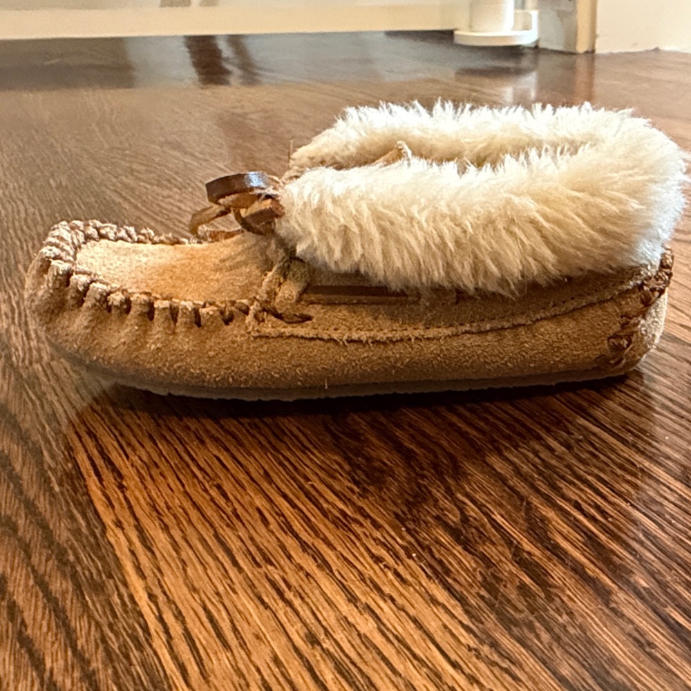 Minnetonka Tan Suede Moccasins with Cream Lining - Picture 6 of 12